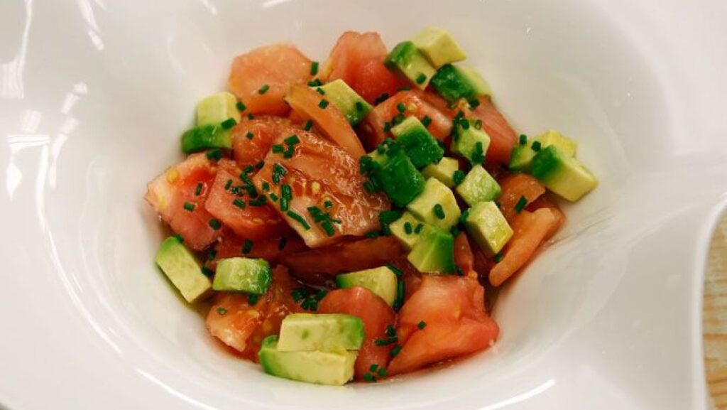 Ensalada de tomates con aguacate